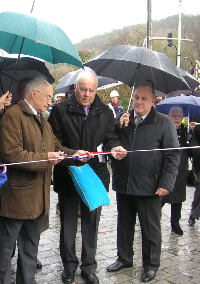 Jacques Leyat coupe le ruban de l'inauguration de sa rue