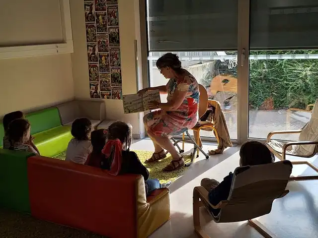 Histoires du soir avec Elisabeth de l 'association " Lire et faire lire"