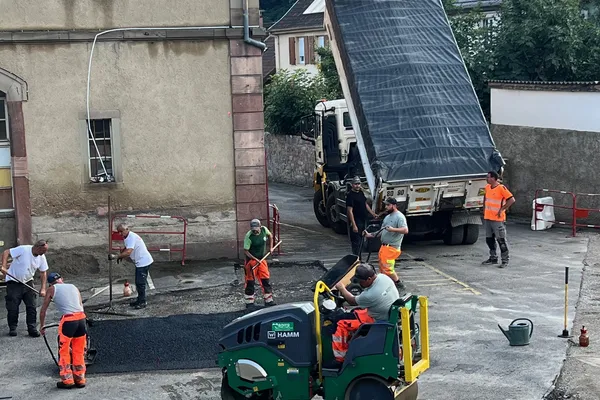 Pose des enrobés parking Mairie