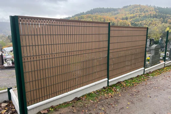 Mise en place grillage et portails au cimetière octobre