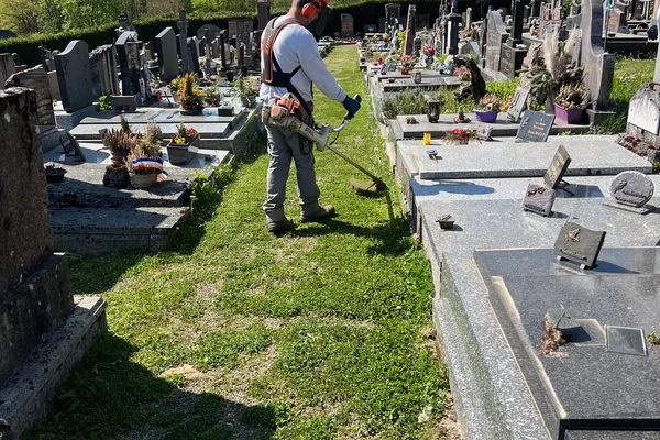 Cimetière : travaux de débroussaillage - tonte - désherbage